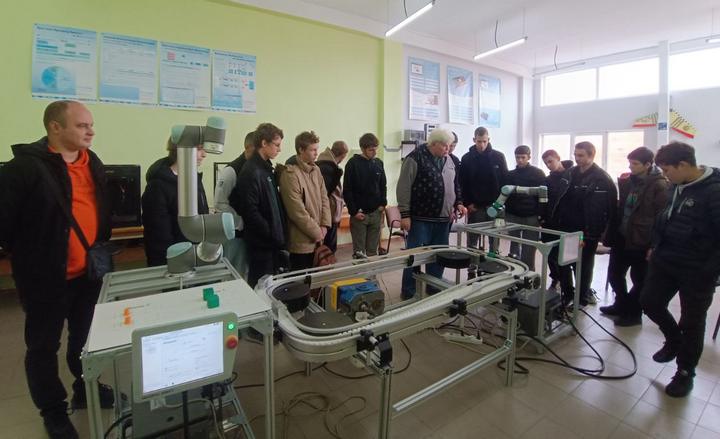 Ви зараз переглядаєте Лекція в лабораторіях університету для G7 «Автоматизація, комп’ютерно-інтегровані технології та робототехніка»